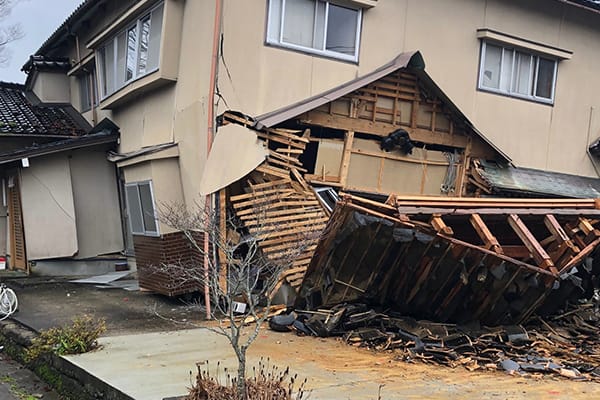 震度7で倒壊した家